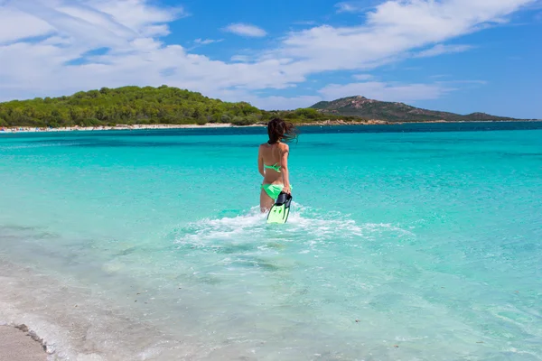 Mujer joven corriendo hacia el mar azul tropical con equipo de snorkel —  Fotos de Stock