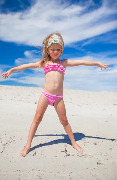 Adorável menina em belo maiô se divertir na praia tropical — Fotografia de Stock