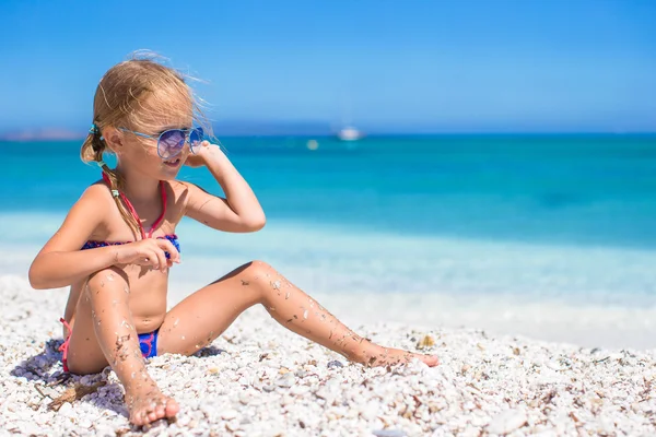Sevimli küçük kız tatilde tropikal sahilde iyi eğlenceler. — Stok fotoğraf