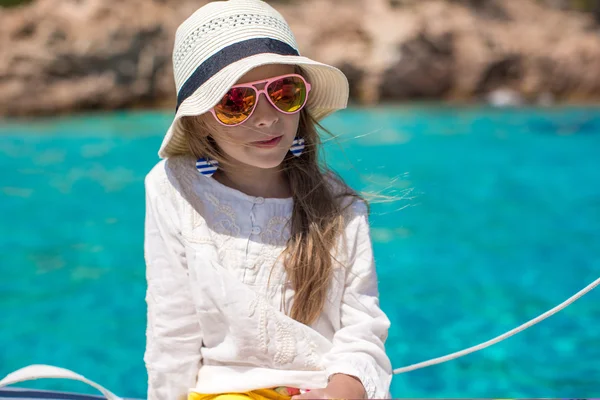 Portret van meisje genieten van zeilen op boot in de open zee — Stockfoto