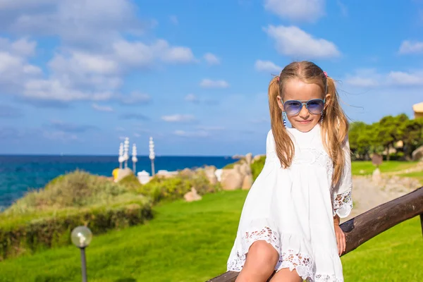 Adorable petite fille en plein air pendant les vacances italiennes — Photo