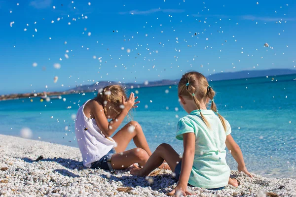 Чарівні милі дівчата розважаються на білому пляжі під час відпустки — стокове фото