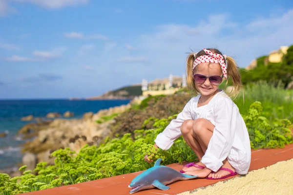 Retrato de adorable niña al aire libre durante las vacaciones de verano — Foto de Stock