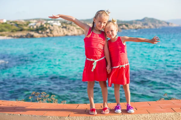 Entzückende kleine Mädchen am tropischen Strand während der Sommerferien — Stockfoto