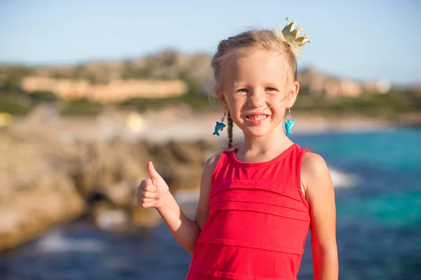 Adorable little girl at tropical beach during summer vacation — Stock Photo, Image