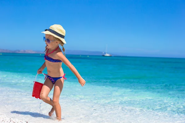 Liebenswertes kleines Mädchen spielt im Strandurlaub mit Spielzeug — Stockfoto