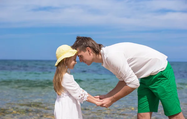 Glücklicher Vater und seine entzückende kleine Tochter am Strand — Stockfoto