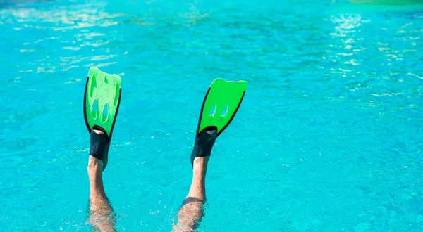 Gros plan des nageoires dans l'eau turquoise — Photo