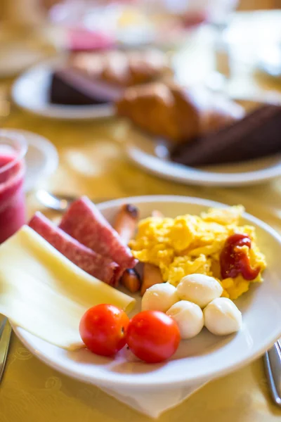 Hälsosam frukost på bordet på nära håll i restaurang resort — Stockfoto