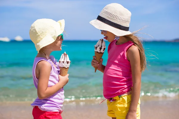 在地处热带的海滩上吃冰淇淋的小可爱女孩 — 图库照片