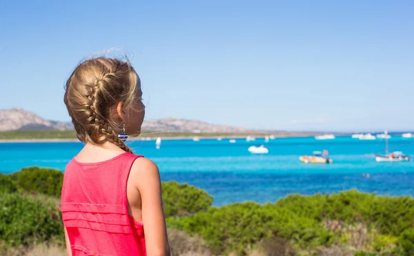 Piccola adorabile ragazza che gode di una splendida vista sul mare turchese sull'isola di Sardegna — Foto Stock