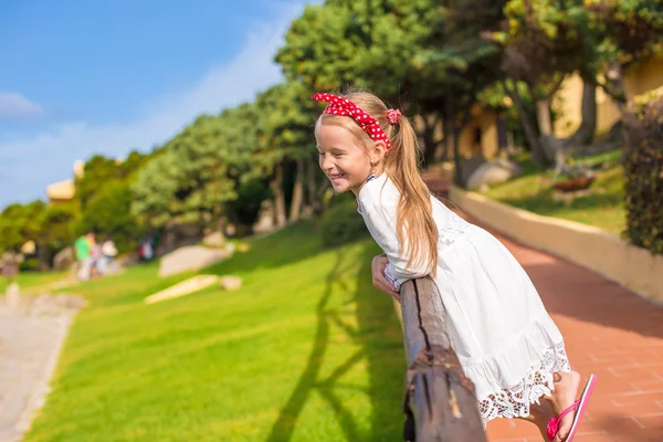 Schattig meisje buiten tijdens de zomervakantie — Stockfoto