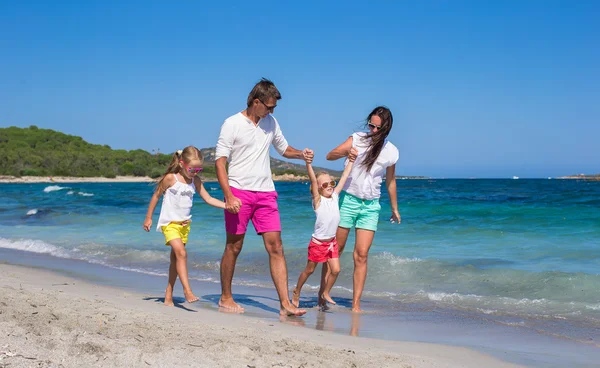 Счастливая семья из четырех человек на пляжном отдыхе — стоковое фото