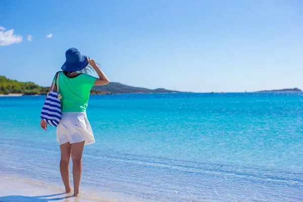 Jonge aantrekkelijke vrouw tijdens de zomervakantie — Stockfoto