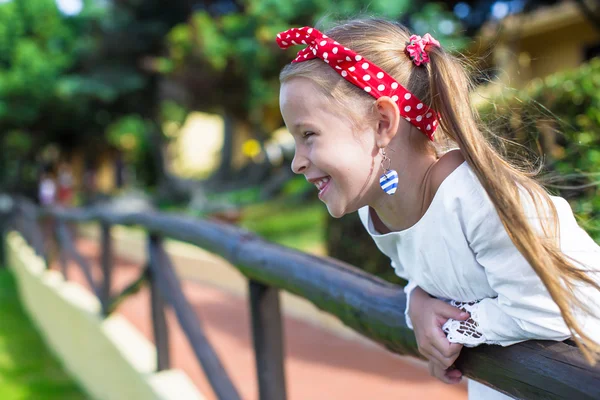 Adorable petite fille en plein air pendant les vacances d'été — Photo