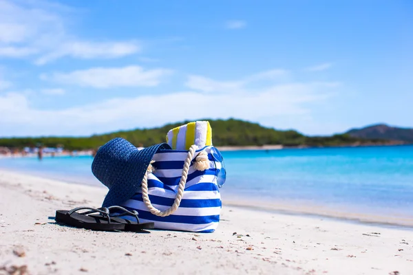 Straw hat, bag, sunglasses and towel on white tropical beach — Stock Photo, Image