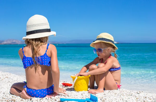 Yaz tatilinde kumsalda sevimli küçük kızlar. — Stok fotoğraf