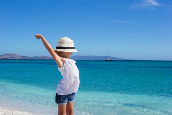 Underbar liten flicka ha kul på tropisk strand under semestern — Stockfoto