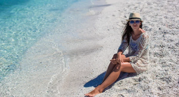 İtalyan tatil sırasında genç güzel kız beyaz Beach — Stok fotoğraf