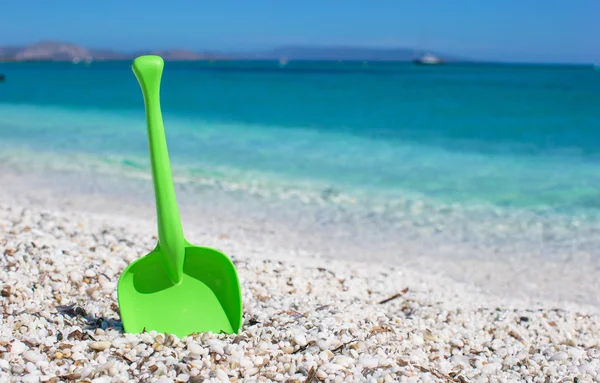 Летние дети пляжная игрушка в белом песке — стоковое фото