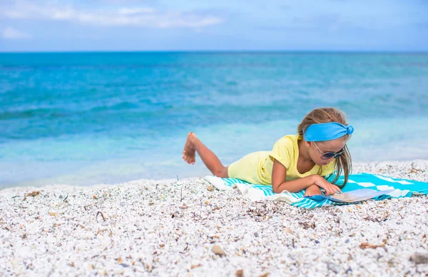 Adorable niña con gran mapa en vacaciones en la playa tropical — Foto de Stock