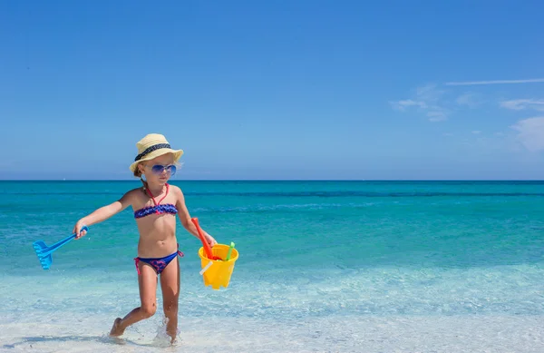 Schattig klein meisje spelen met speelgoed op strand vakantie — Stockfoto