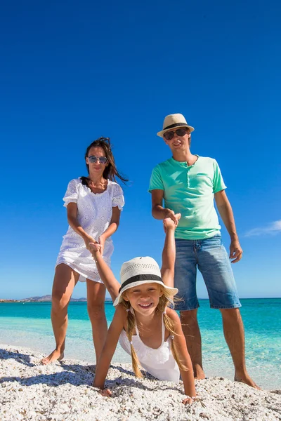 Jovem família feliz de três se divertir em férias tropicais — Fotografia de Stock