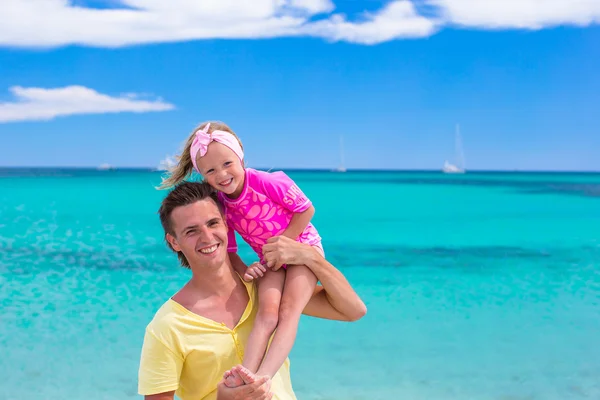 Padre joven e hija pequeña se divierten durante las vacaciones en la playa tropical —  Fotos de Stock