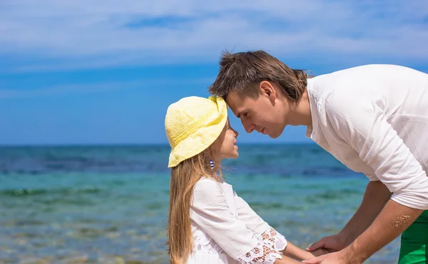 Glücklicher Vater und seine entzückende kleine Tochter am weißen Sandstrand — Stockfoto