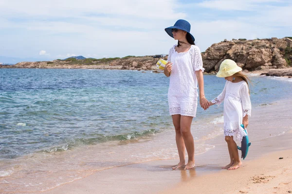 Jonge moeder en haar schattige kleine dochter tijdens de zomervakantie — Stok fotoğraf