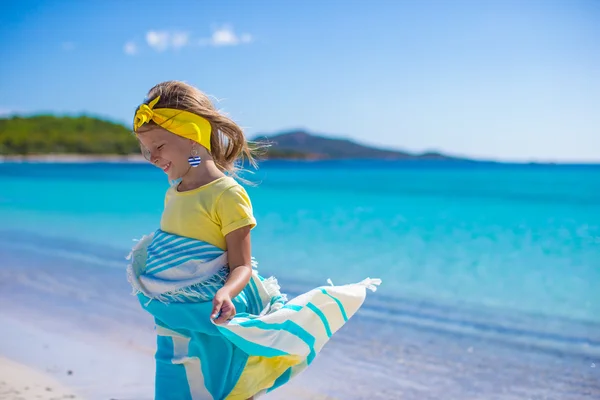 Kleines Mädchen hat Spaß mit Strandtuch und ist sehr glücklich — Stockfoto