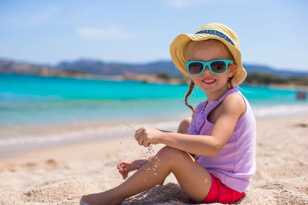 Adorable petite fille à la plage tropicale pendant les vacances européennes — Photo