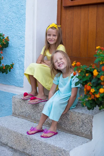Entzückende kleine Mädchen während der Sommerferien — Stockfoto