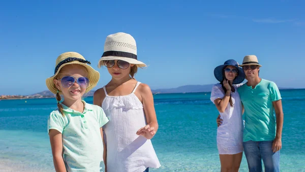 Szczęśliwa rodzina podczas letnich wakacji na plaży — Zdjęcie stockowe