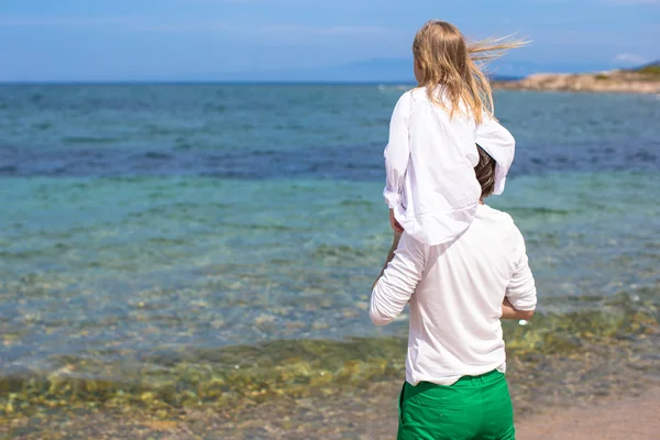 Szczęśliwy ojciec i córka trochę zabawę podczas wakacji na plaży — Zdjęcie stockowe