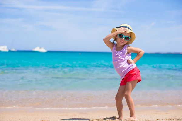 Очаровательная маленькая девочка веселится на белом пляже — стоковое фото
