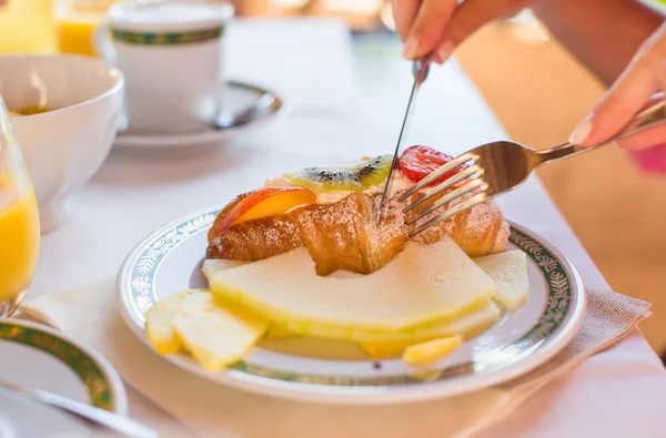 Café da manhã saudável na mesa close-up no resort restaraunt — Fotografia de Stock