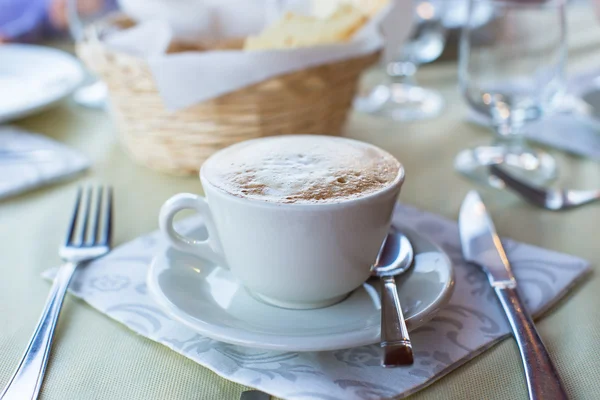 Delicioso y sabroso capuchino para el desayuno en un café en el complejo —  Fotos de Stock