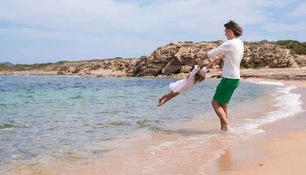 Pai feliz e filhinha fofa se divertir durante as férias na praia — Fotografia de Stock