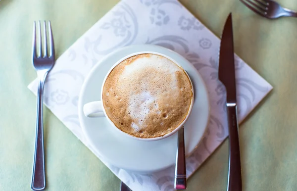 Delicioso cappuccino aromático para el desayuno en un café en el complejo —  Fotos de Stock