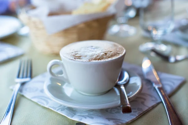 Chutné a šťavnaté cappuccino na snídani v kavárně v letovisku — Stock fotografie