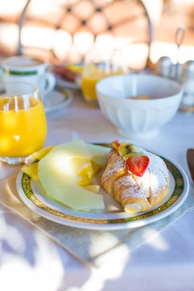 Café da manhã saudável na mesa close-up no resort restaraunt — Fotografia de Stock