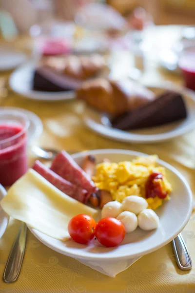 Zdravá snídaně na stole zblízka v restauraci rezortu — Stock fotografie