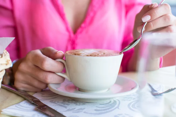 Delizioso e gustoso cappuccino a colazione in un caffè — Foto Stock