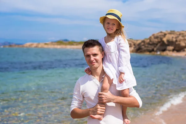 Szczęśliwy ojciec i córka trochę zabawę podczas wakacji na plaży — Zdjęcie stockowe