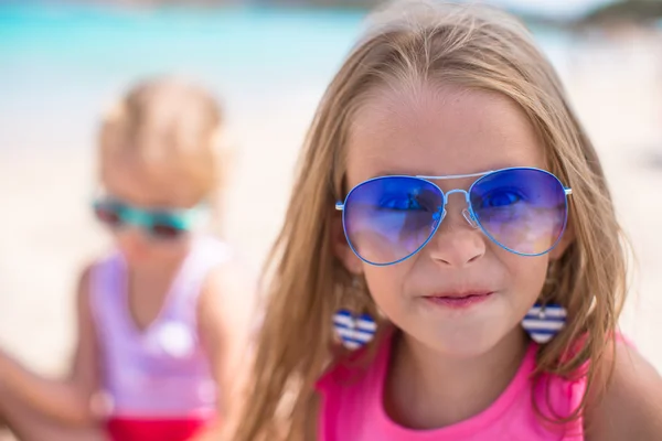 Adorabili bambine in spiaggia durante le vacanze estive — Foto Stock