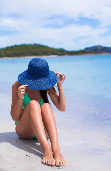 Young beautiful woman relaxing at white sand tropical beach — Stock Photo, Image