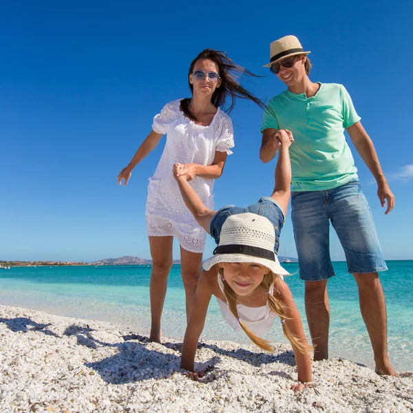 Unga vackra familj på tre ha kul på tropiska semester — Stockfoto