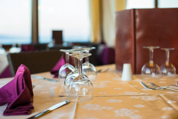 Served table set at restaraunt in the evening — Stock Photo, Image