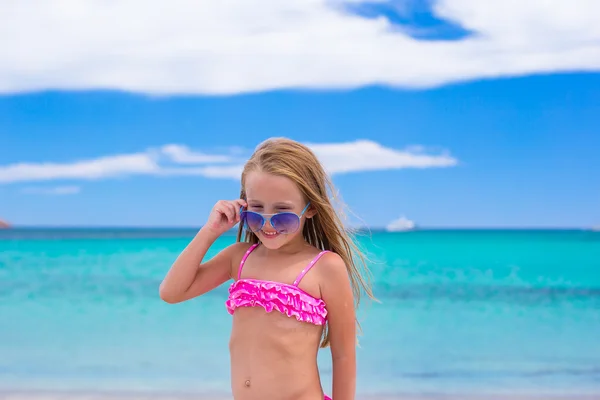 Schattig klein meisje veel plezier op tropisch strand tijdens vakantie — Stockfoto